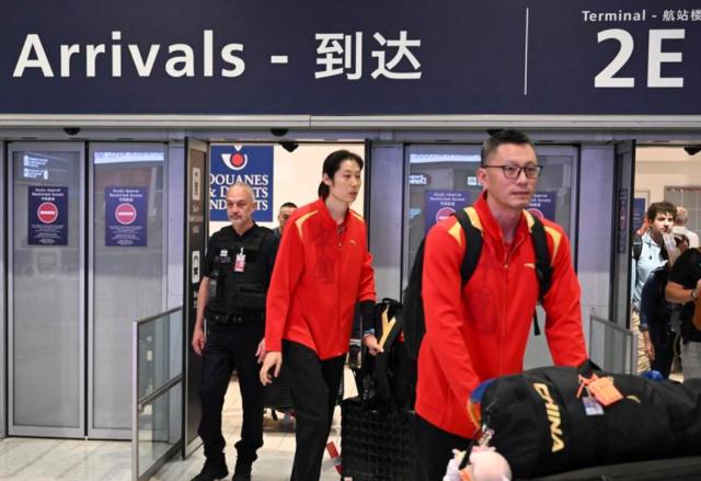 开云体育平台-组图：中国女排一行抵达巴黎 开启巴黎奥运会之旅