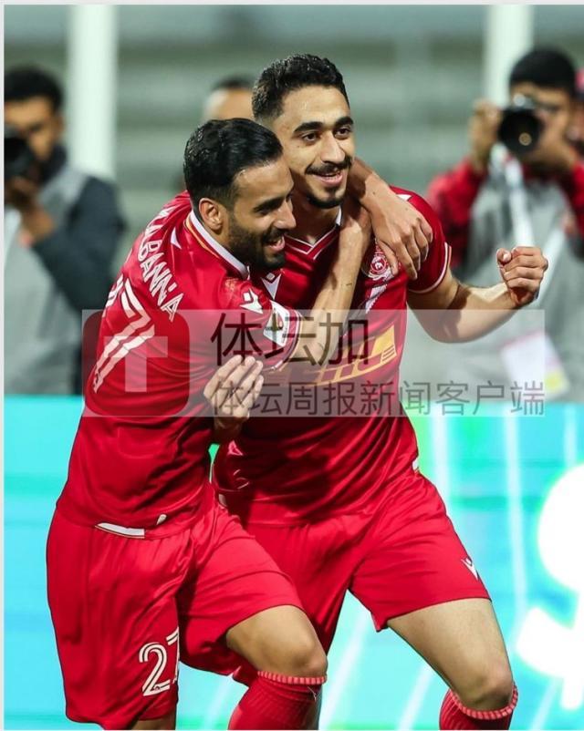 3-37岁的侯赛因·阿卜杜尔卡里姆(右)在上赛季巴林国王杯决赛中帮助球队攻入致胜一球_副本.jpg