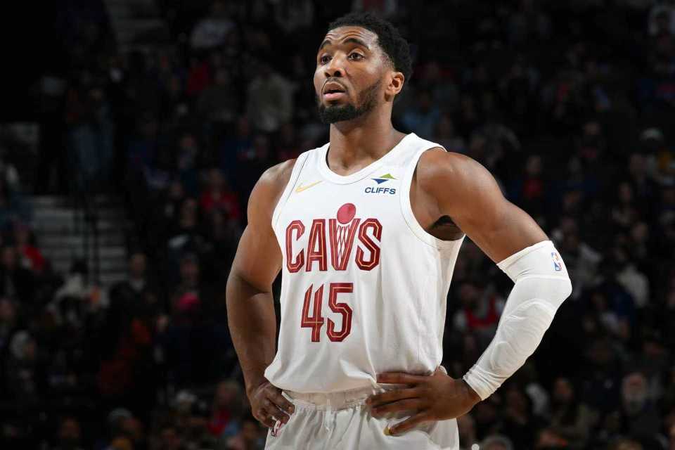 开云体育平台-米切尔35+7+9骑士双杀76人 恩比德13000分里程碑加兰伤退